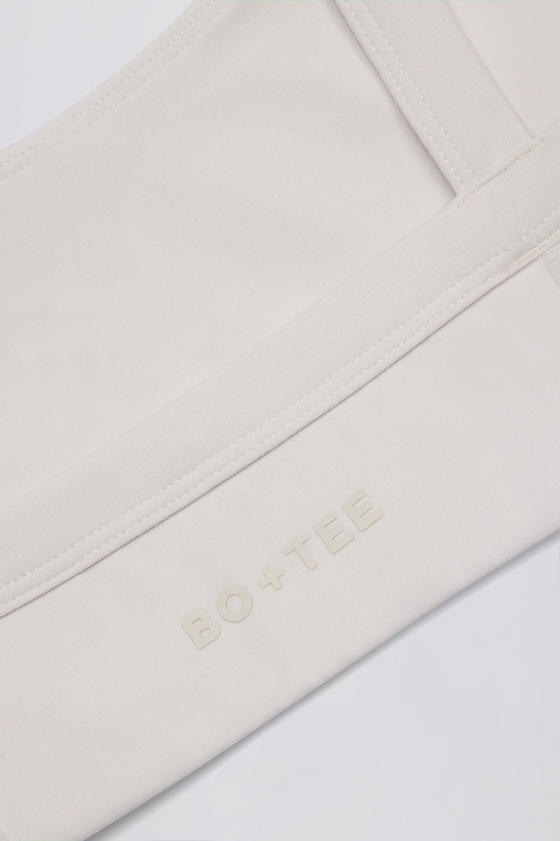 Soft Active Contrast-Trim Sports Bra in Cream
